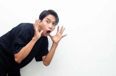 Şaşırmış ve şok olmuş ifadesiyle genç bir Asyalı.