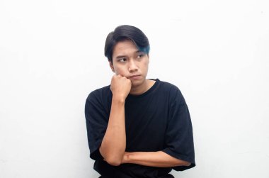 Stüdyodaki Asyalı genç adamın 