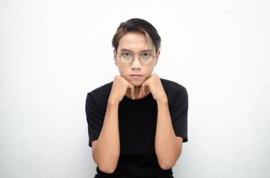 Stüdyodaki Asyalı genç adamın 