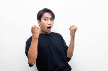 Stüdyodaki neşeli Asyalı genç adam. 