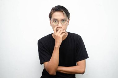 Stüdyodaki Asyalı genç adamın 