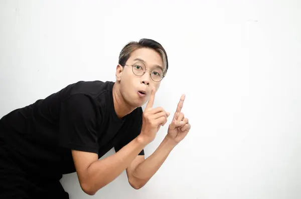 Genç Asyalı adam beyaz stüdyo geçmişine bakıyor. 
