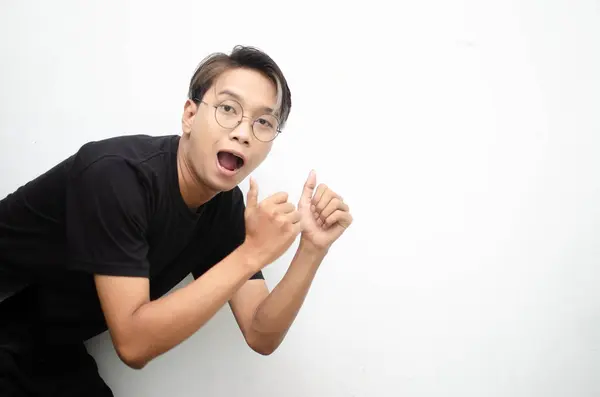 Heyecanlı genç Asyalı adam 