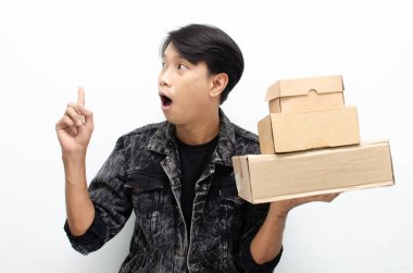 Karton kutuları olan Asyalı adam, teslimat konsepti. 