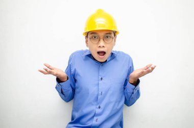 Sarı kasklı genç Asyalı inşaat işçisi 