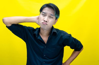 Sarı arka planda genç Asyalı bir adam 