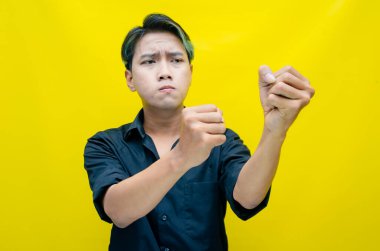 Stüdyodaki kızgın Asyalı genç adam. 