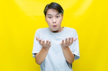 Stüdyodaki heyecanlı Asyalı genç adam 