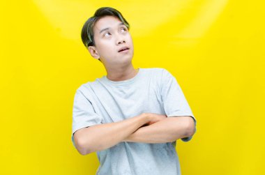 Genç Asyalı adam stüdyo geçmişine bakıyor. 