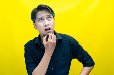 yakışıklı genç Asyalı adam düşünme 