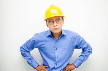 Sarı kasklı heyecanlı Asyalı inşaat işçisi 