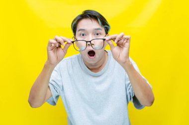 heyecan verici Asyalı genç adam yulaf sarısı arka plan 