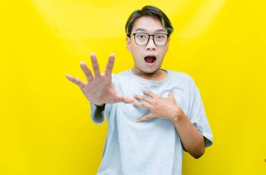 heyecan verici Asyalı genç adam yulaf sarısı arka plan 