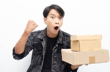 Karton kutuları olan Asyalı adam, teslimat konsepti. 