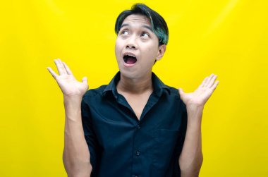 Şaşırmış ve şok olmuş ifadesiyle genç bir Asyalı.