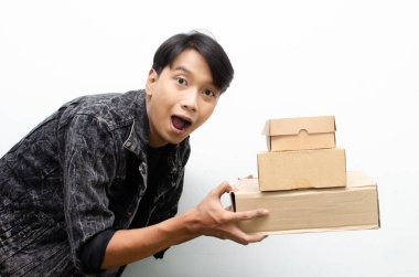 Karton kutuları olan Asyalı adam, teslimat konsepti. 