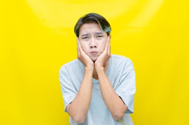 Genç Asyalı adam depresif ve perişan görünüyor. iş kavramı üzerinde duruluyor.