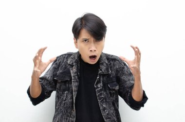 Kızgın ve deli suratlı genç bir Asyalı.