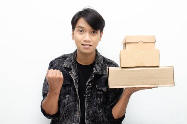 Karton kutuları olan Asyalı adam, teslimat konsepti. 