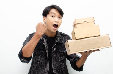 Karton kutuları olan mutlu Asyalı genç adam, teslimat konsepti 