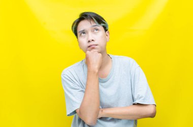 Stüdyodaki Asyalı genç adamın 