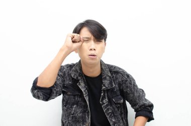 Stüdyoda ağlayan Asyalı genç adam 