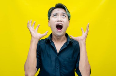 Stüdyoda bağıran Asyalı genç adam 