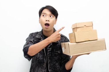 Karton kutuları olan Asyalı adam, teslimat konsepti. 