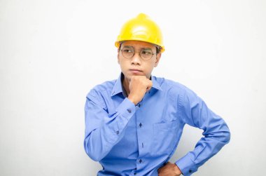 Sarı kasklı heyecanlı Asyalı inşaat işçisi 