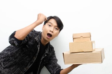 Karton kutuları olan Asyalı adam, teslimat konsepti. 