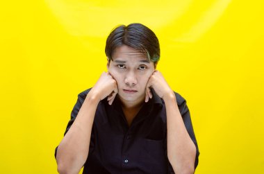 Asyalı adam depresif ve berbat görünüyor. iş kavramı üzerinde duruluyor.