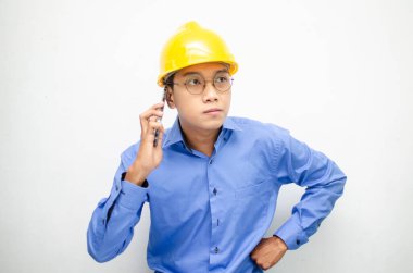 Sarı kasklı Asyalı inşaat işçisi. 