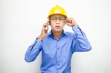 Sarı kasklı Asyalı inşaat işçisi. 