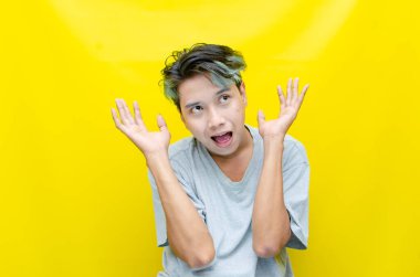 Stüdyoda çalışan çılgın Asyalı genç adam. 