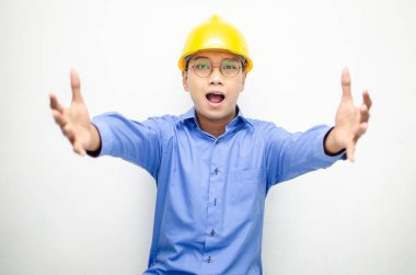 Sarı kasklı mutlu Asyalı inşaat işçisi 