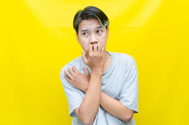 yakışıklı genç Asyalı adam düşünme 