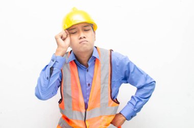 Sarı güvenlik kaskı ve yelek giyen Asyalı duygusal inşaat işçisi 
