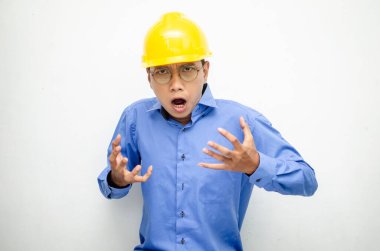 Asyalı sinirli adam sarı kaskı takıyor. 