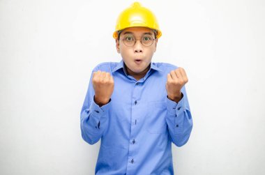Sarı kasklı heyecanlı Asyalı inşaat işçisi 