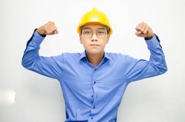 Sarı kasklı genç Asyalı inşaat işçisi 