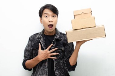 Karton kutuları olan mutlu Asyalı genç adam, teslimat konsepti 