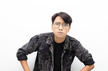 Stüdyodaki kızgın Asyalı genç adam. 