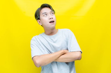 Genç Asyalı adam stüdyo geçmişine bakıyor. 