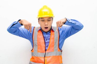 Sarı güvenlik kaskı ve yelek giyen Asyalı duygusal inşaat işçisi 