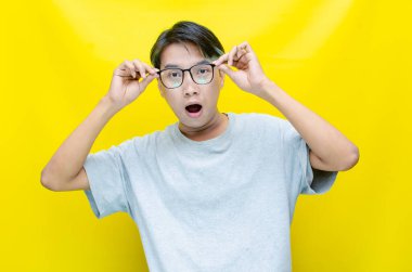 Şaşırmış ve şok olmuş ifadesiyle genç bir Asyalı.