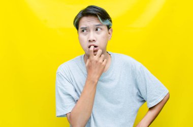 Sarı arka planda genç Asyalı bir adam 