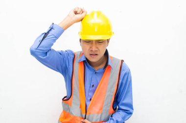 Sarı güvenlik kaskı ve yelek giyen Asyalı duygusal inşaat işçisi 