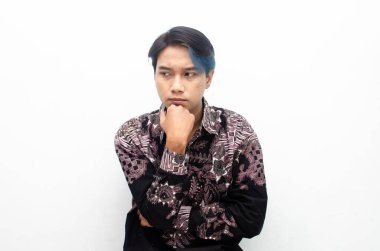 Stüdyodaki Asyalı genç adamın 