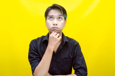 Sarı arka planda genç Asyalı bir adam 