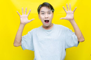 heyecan verici Asyalı genç adam yulaf sarısı arka plan 